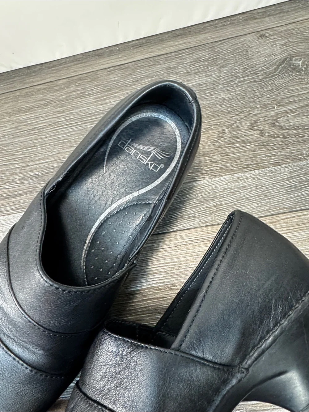 Dansko Black Slip-On Leather clogs woman’s SZ 37 (h25)